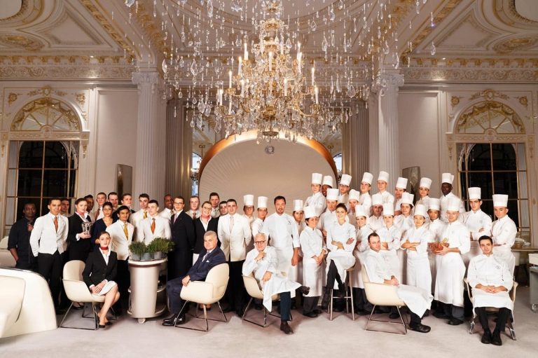 La brigata di Alain Ducasse al Plaza Athenée|Il cortile dell'hotel Plaza Athenee|Alain Ducasse e Romain Meder in cucina|La sala del Plaza Athenee