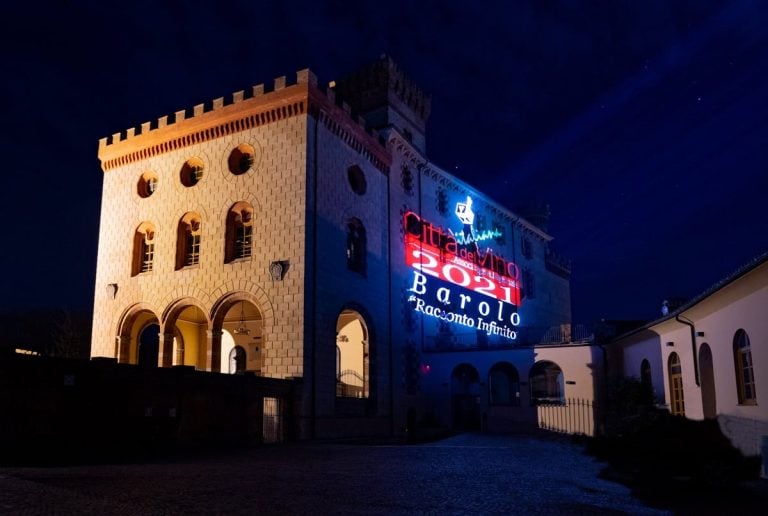 Il castello di Barolo illuminato