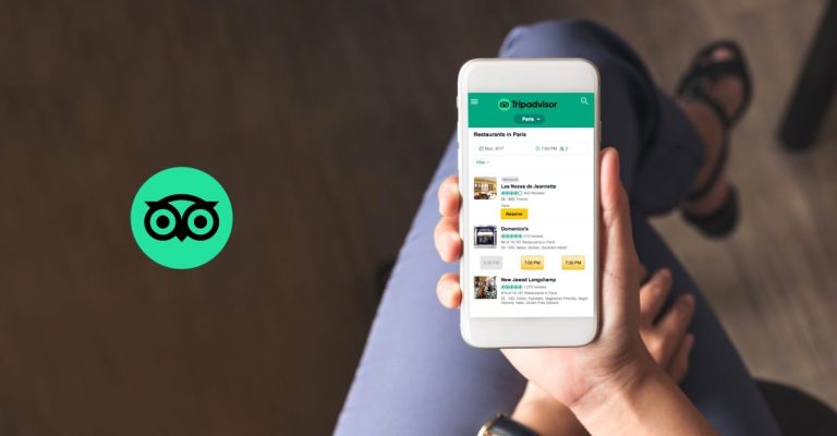 Telefono per consultare TripAdvisor|I ragazzi di Beliked|Donna consulta TripAdvisor dal telefono