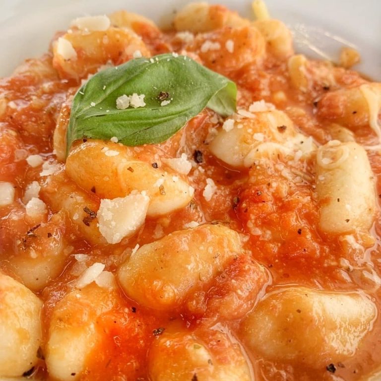 Un piatto di gnocchi al pomodoro con basilico||Bella&Bona: cibo made in Italy conquista la Germania|bella e bona dark kitchen