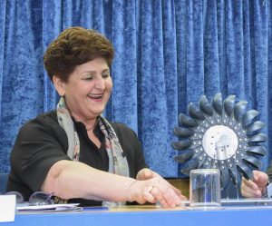 Ritratto di Teresa Bellanova alla scrivania