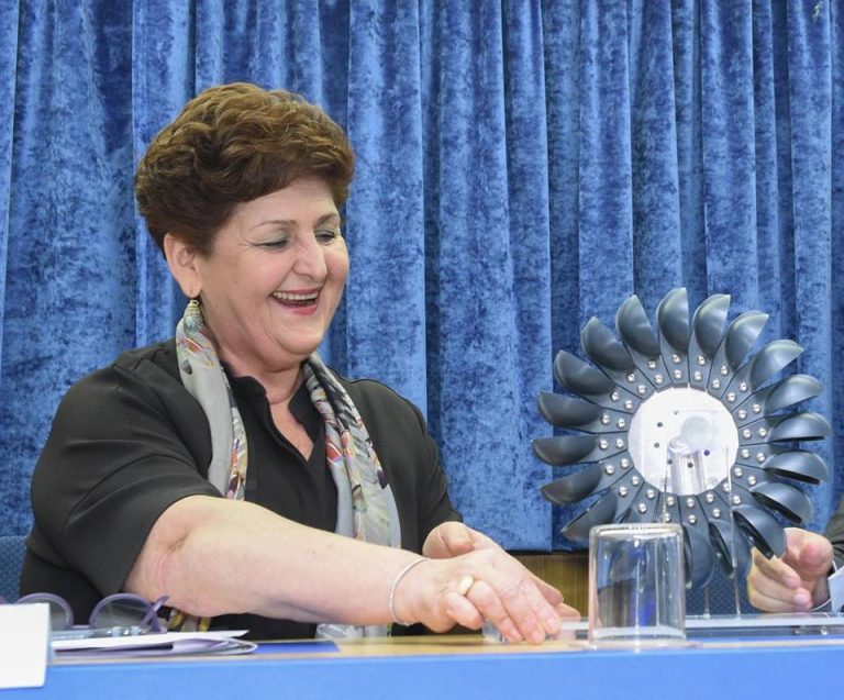 Ritratto di Teresa Bellanova alla scrivania