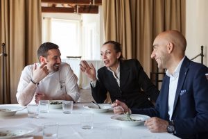 Vincenzo Bianconi a tavola con Valentino Palmisano|La sala del ristorante Vespasia