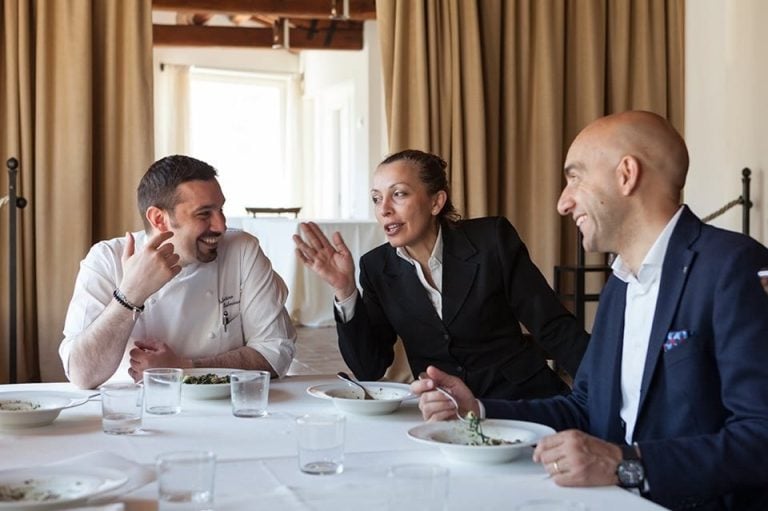 Vincenzo Bianconi a tavola con Valentino Palmisano|La sala del ristorante Vespasia