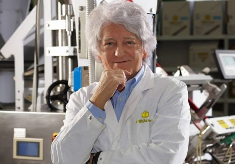 Giuseppe Da Re in camice da lavoro nell'azienda dei Bibanesi|La stesura a mano dei bibanesi|I bibanesi
