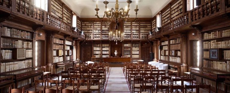 La sala consultazione della biblioteca capitolare di Verona|Pagina di codice miniato||La confezione del pandoro Bauli con l'immagine di Verona