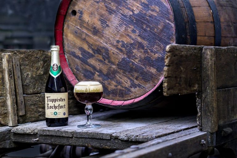 Birra Rochefort: bottiglia e coppa