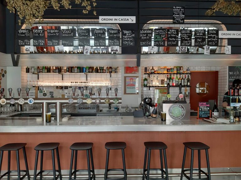 Birrificio Italiano - Il bancone|La vetrina di birre e panini del Birrificio Italiano|Birrificio Italiano|Birrificio Italiano - Birre|Birrificio Italiano - I distillati|Birrificio Italiano - Il nuovo Keptinis di Birrificio Italiano|Birrificio Italiano - La I'M di Klanbarrique|Birrificio Italiano - La sala a destra|Birrificio Italiano - La sala a sinistra preparata per un corso|Birrificio Italiano - La vetrina con i mini-panini per l'aperitivo|Birrificio Italiano - L'aperitivo|Birrificio Italiano - L'ingresso|Birrificio Italiano - Particolari|Birrificio Italiano Milano visto dall'esterno