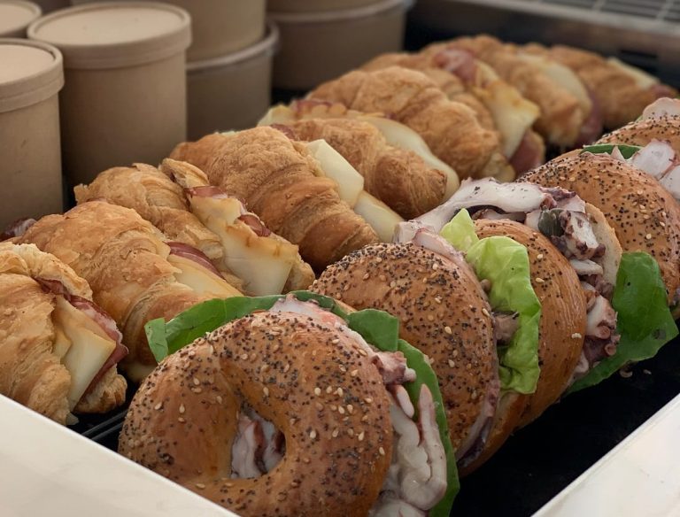 Bagel e croissant salati a La Centrale|Il cortile del Caffè Letterario|Daniel Canzian|Il campus SDA Bocconi|Tavolini all'aperto a La Centrale|Focacce e insalate a La Centrale