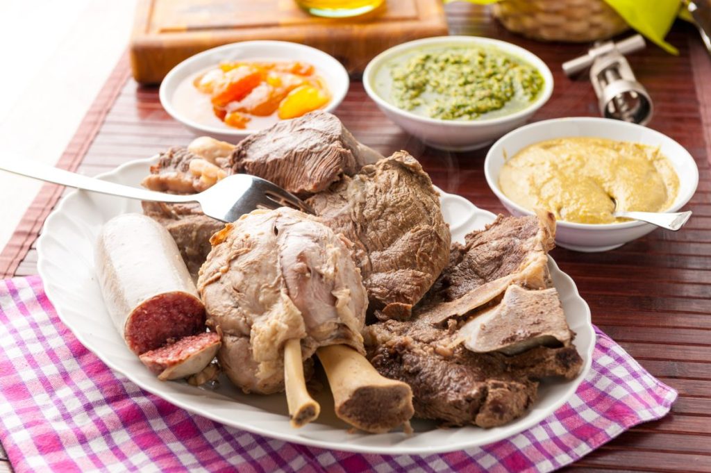 Lesso misto con salsa verde e pearà