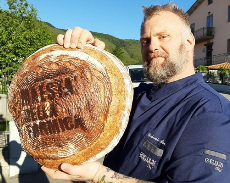 Gabriele Bonci con una pagnotta di pane tra le mani