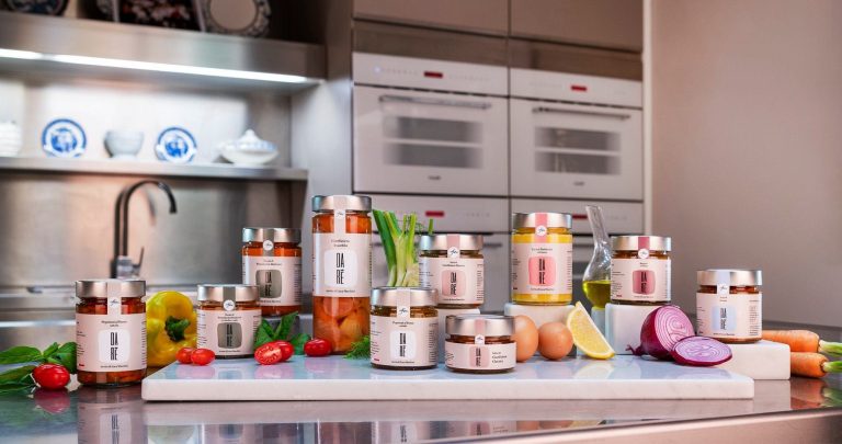 I prodotti in barattolo di Bottega da Re|Piatto di pasta con salsa di pomodori datterini|Giardiniera di Bottega da Re|Salsa di datterini in preparazione