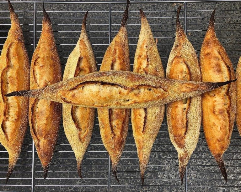 Le baguette appena sfornate di Cedric Grolet|Bagno di folla per Cedric Grolet all'apertura della sua boulangerie|Tris di viennoiseries alla boulangerie di Cedric Grolet|La selezione di pane di The French Bastards|Il pane sul banco di Boulom a Parigi|La boulangerie di Leroy Monti