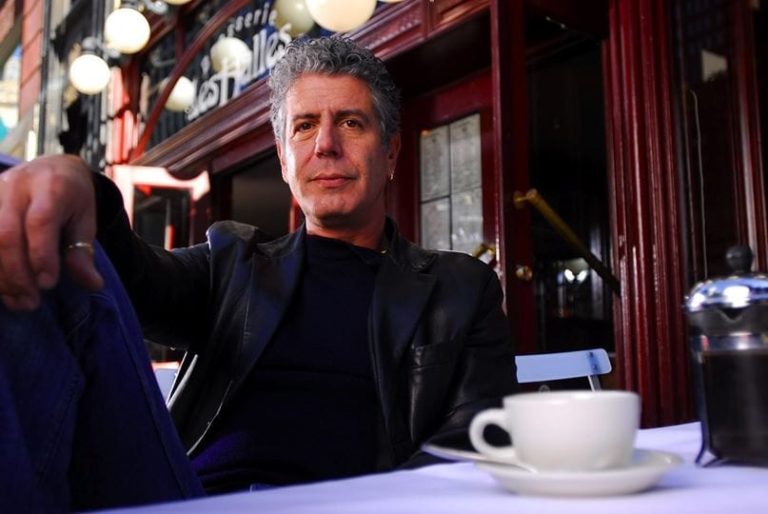 Anthony Bourdain al tavolo di un bar