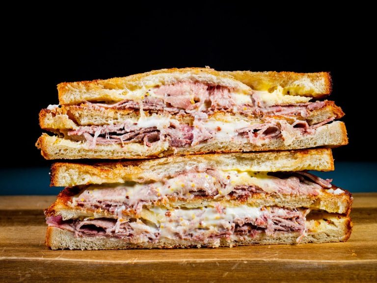 Croque monsieur con pastrami di lingua|Burrito con coda e avocado aperto|Burrito di coda alla vaccinara|Ravioli ripieni di amatriciana|Sfera di tiramisù