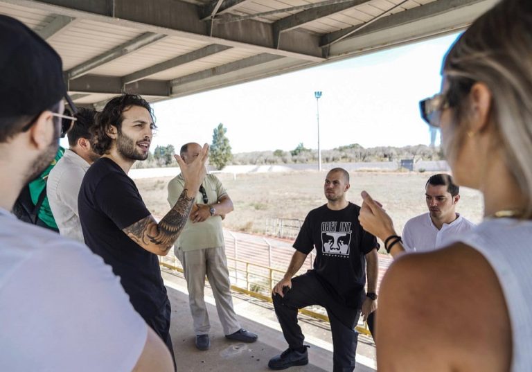 Floriano Pellegrino allo stadio di Trepuzzi|La squadra di Bros'