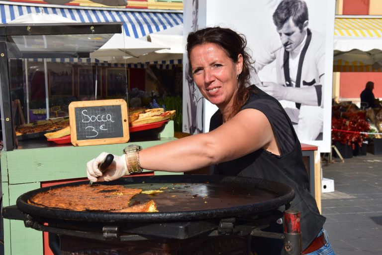 Nizza|Nizza. Il mercato di Cours Saleya|Nizza Il marchio assegnato ai locali che propongono la Cucina Nizzarda|Nizza. Ristorante Lou Balico|Pesto al mortaio del Ristorante Lou Balico a Nizza|Nizza. Banco di pesce al mercato della Gare du Sud