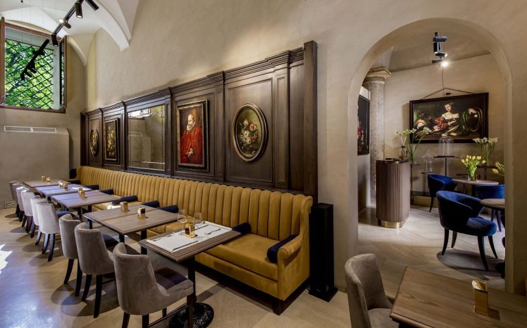 Gli interni del Caffè Doria|Il bar con la fontana storica del Caffè Doria|La sala del bistrot al Caffè Doria|La colazione con frutta e avocado toast al Caffè Doria|Il gin trolley al Caffè Doria|Gnocchi su crema di scarola