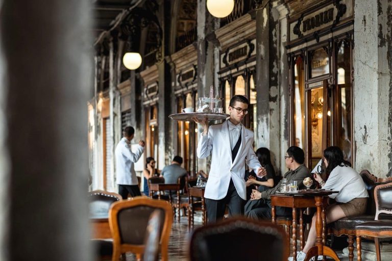 Servizio sotto i portici del Caffè Florian|Tavoli del caffè Florian in piazza San Marco||Francobollo per il Caffè Florian|Sala orientale al Caffè Florian