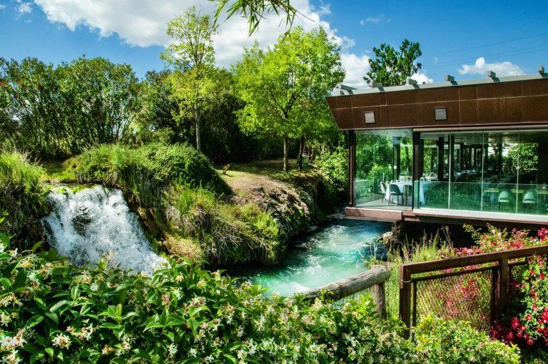 Il giardino di Le Trabe|il borgo di Aquapetra resort dall'alto|la terrazza di Villa Chiara a Vico Equense|Peppe Guida con le verdure dell'orto|Maeba e la campagna che lo circonda|la melanzana di Marennà|La Locanda Radici di Melizzano|