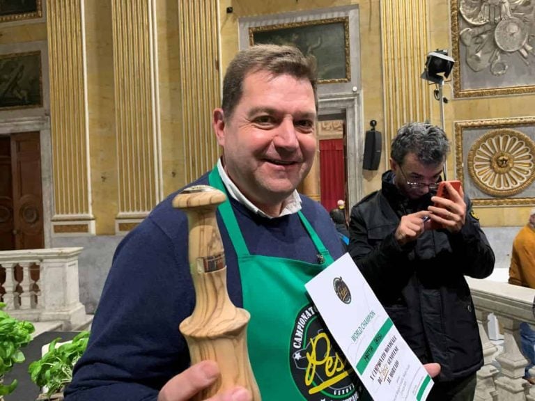 ||Campionato Mondiale del Pesto al mortaio 2024_Matteo Bassi|||Campionato Mondiale del Pesto al mortaio 2024 - Mortaio di marmo||||Mattia Bassi
