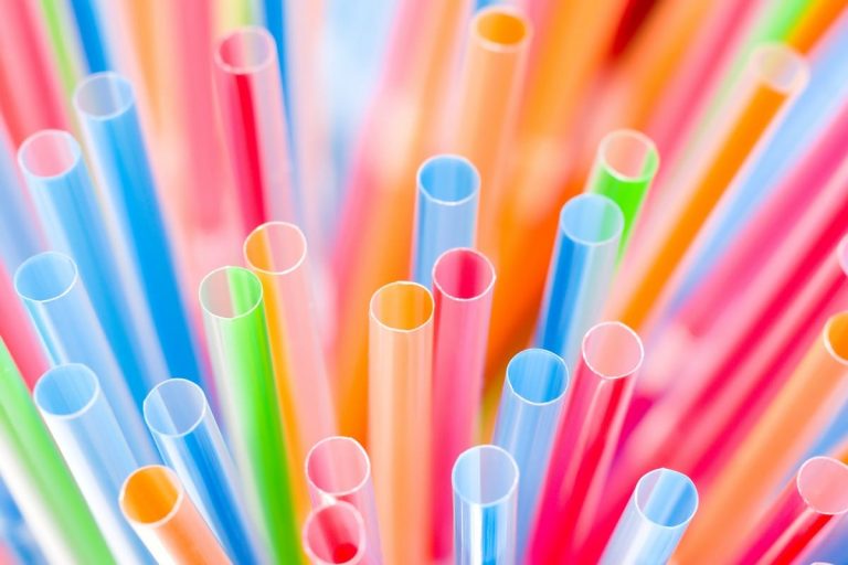 |Tutto sulle cannucce plastic free e quelle fatte di pasta dell'azienda marchigiana Canù|Tutto sulle cannucce plastic free e quelle fatte di pasta dell'azienda marchigiana Canù|Scopri le cannucce plastic free dell'azienda sorbos|Donna con rossetto che beve dalla cannuccia||plastic free. Cosa succede a una cannuccia lasciata sulla spiaggia|Mad Souls & Spirits a Firenze ha eliminato le cannucce di plastica