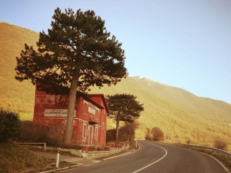 Una casa cantoniera lungo la statale dell'Appennino abruzzese|Casa Cantoniera