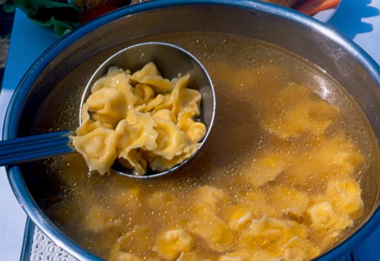 Cappelletti in brodo