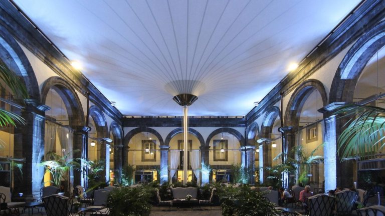 Il cortile di Palazzo Caracciolo a Napoli