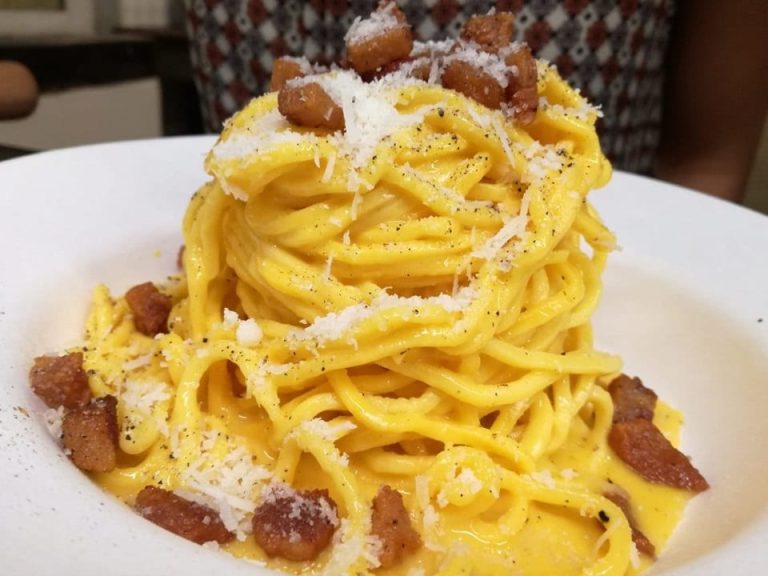 Un piatto di carbonara|Le opzioni di carbonara da Maritozzo Rosso: il menu|Carbonara in ciotola