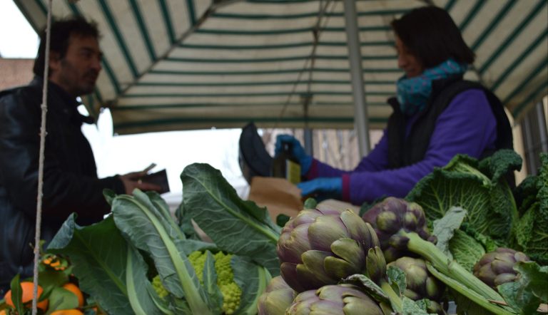 Banco di ortaggi in un mercato romano|mercato agricolo