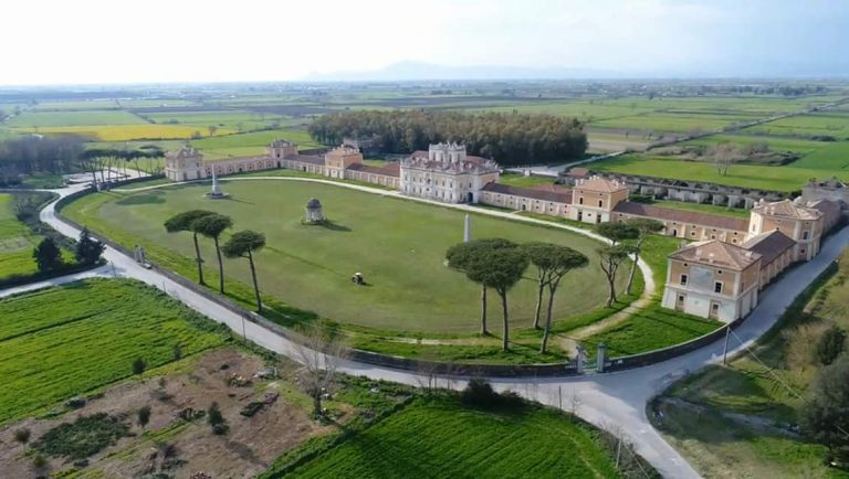 Il Real Sito di Carditello dall'alto|Arnie a Carditello|Il galoppatoio di Carditello