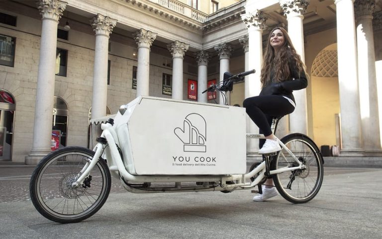 Una ragazza sulla cargo bike di You Cook