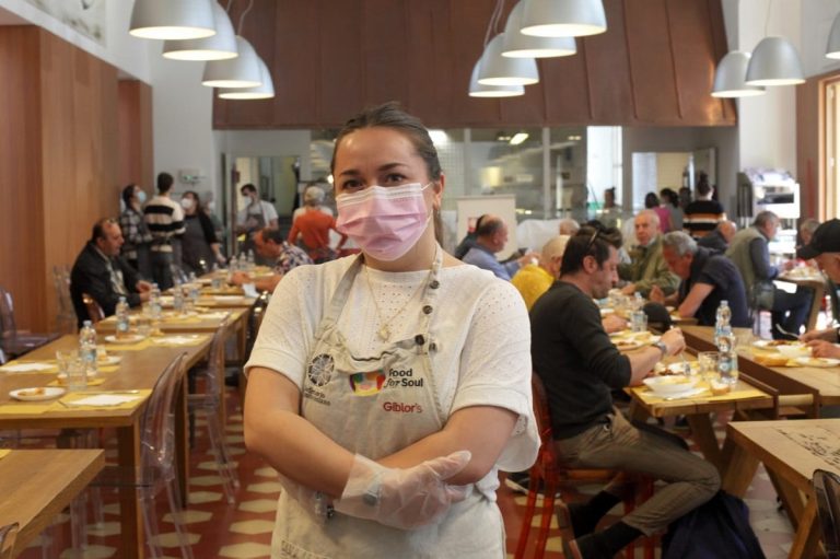 Una volontaria alla mensa della Caritas di Milano