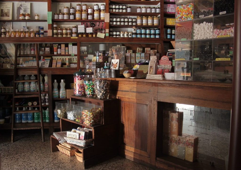 La bottega della Casa del Miele|Caramelle Leone in teca||Spezie in barattolo|Le vetrine de La casa del Miele