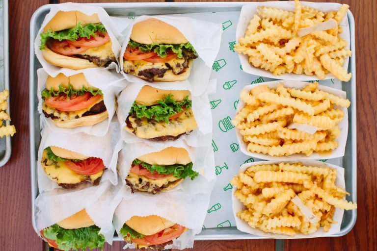 Panini e patatine di Shake Shack su un vassoio|I dim sum di Tim Ho Han|La cascata del Changi Airport|