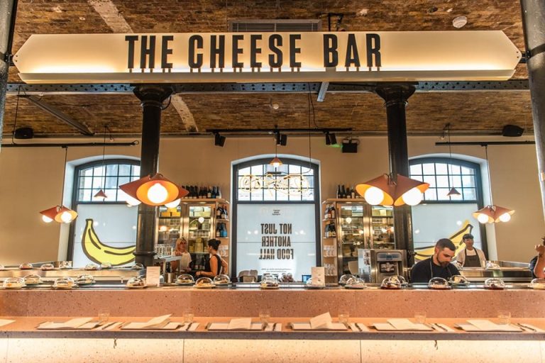 Il kaiten del cheese bar di Londra|Il kaiten di Pick & Cheese|I piattini con formaggi di Pick & Cheese||Sandwich con formaggio grigliato servito al piatto