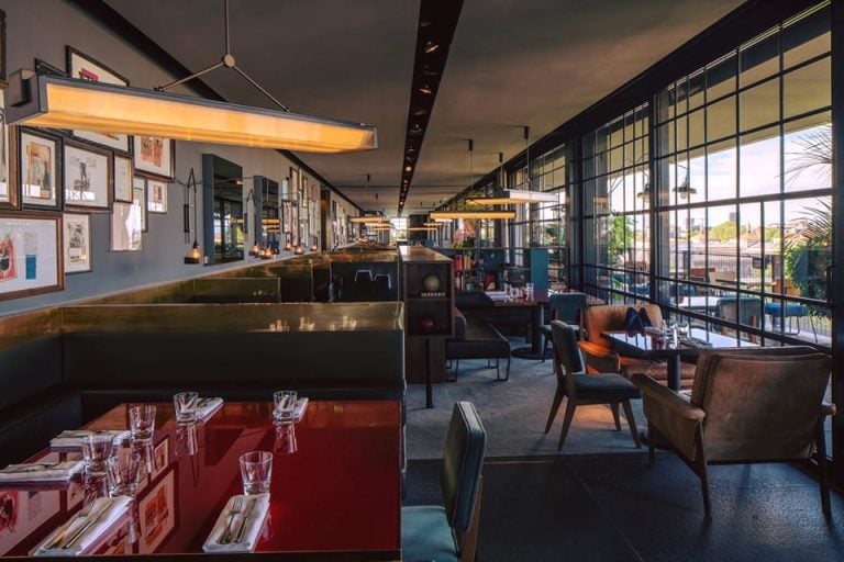 La sala di Ceresio7 con vista sui tetti di Milano
