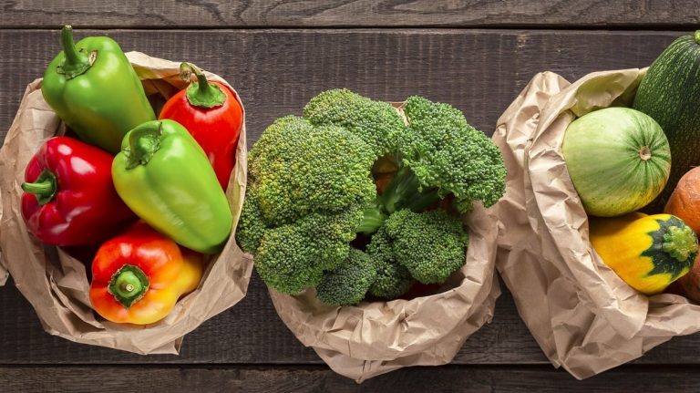 Verdure fresche in busta di carta