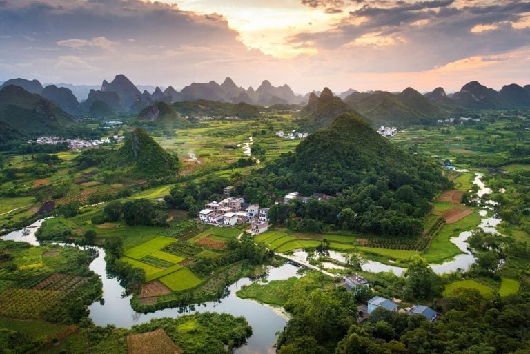 Area rurale con risaie in Cina