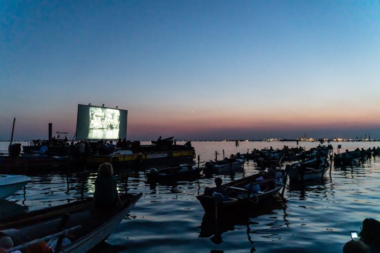 Il cinema galleggiante di Venezia|Lo schermo del cinema galleggiante di Venezia|Allestimento del cinema galleggiante di Venezia