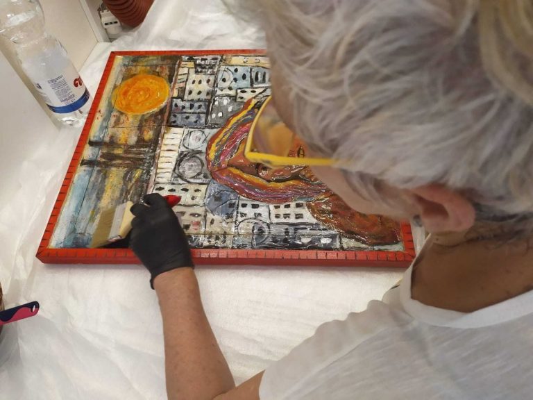 Cioccolato Creativo Grazia a lavoro su un quadro|Cioccolato Creativo Mosaico di cioccolato ravennate|Cioccolato creativo Nicoletta Rustici e Grazia Simoncelli|Cioccolato Creativo Volti di cioccolato su tela|L'atelier di Nicoletta e Grazia
