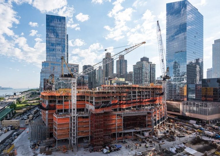 Il cantiere con i grattacieli in costruzione di Waterline Square a New York|