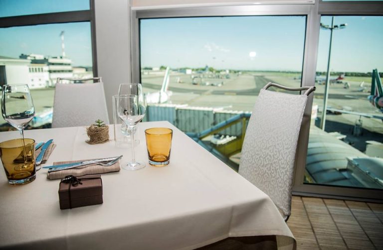 Un tavolo del Michelangelo Restaurant a Linate