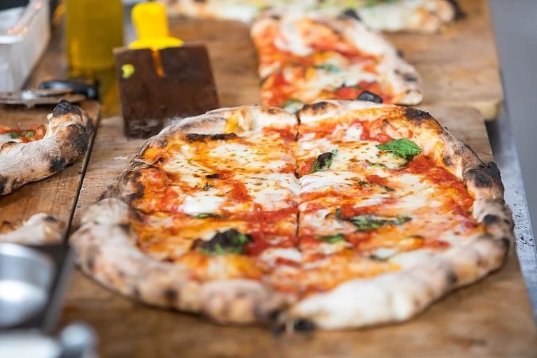 Una pizza margherita appena sfornata