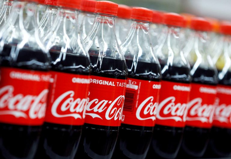 Bottiglie in plastica da 500 ml di Coca Cola allineate al supermercato