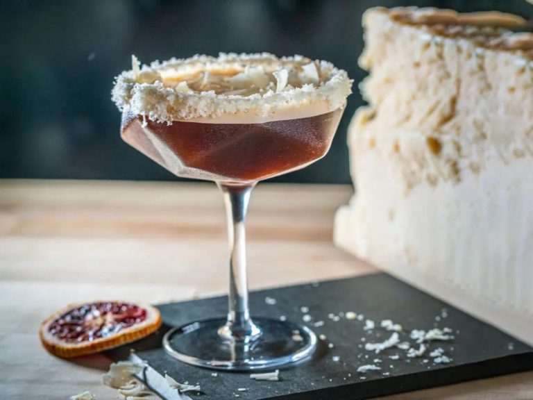 |drink a base di salamoia di cetriolino sottaceto|ghiaccio inclinato
