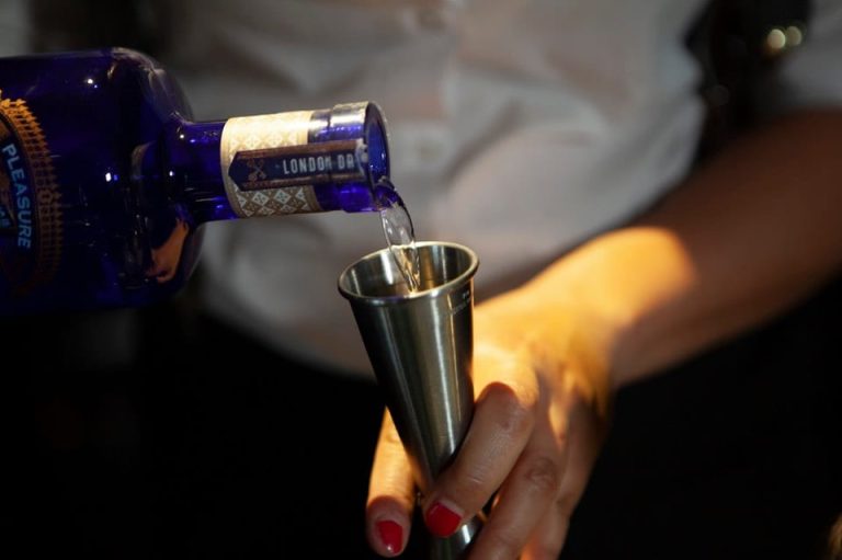 Carlotta Linzalata prepara un cocktail con London dry gin|barmaid