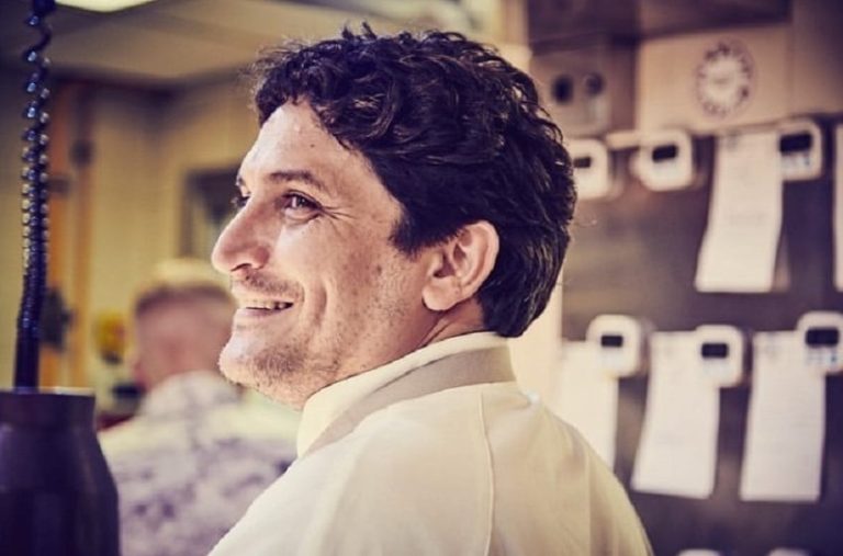 Ritratto di Mauro Colagreco in cucina di profilo