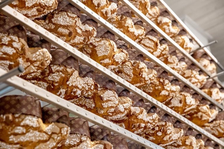 Colombe in fase di asciugatura nel laboratorio dell'AtelieReale|La colomba gourmet di AtelieReale con Inalpi||colomba pasquale
